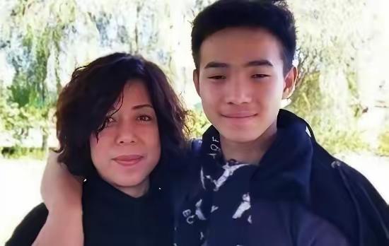 1995年，黑龙江一女子捡到一聋哑男婴，为了抚养他，不惜与丈夫离婚，甚至卖掉房产