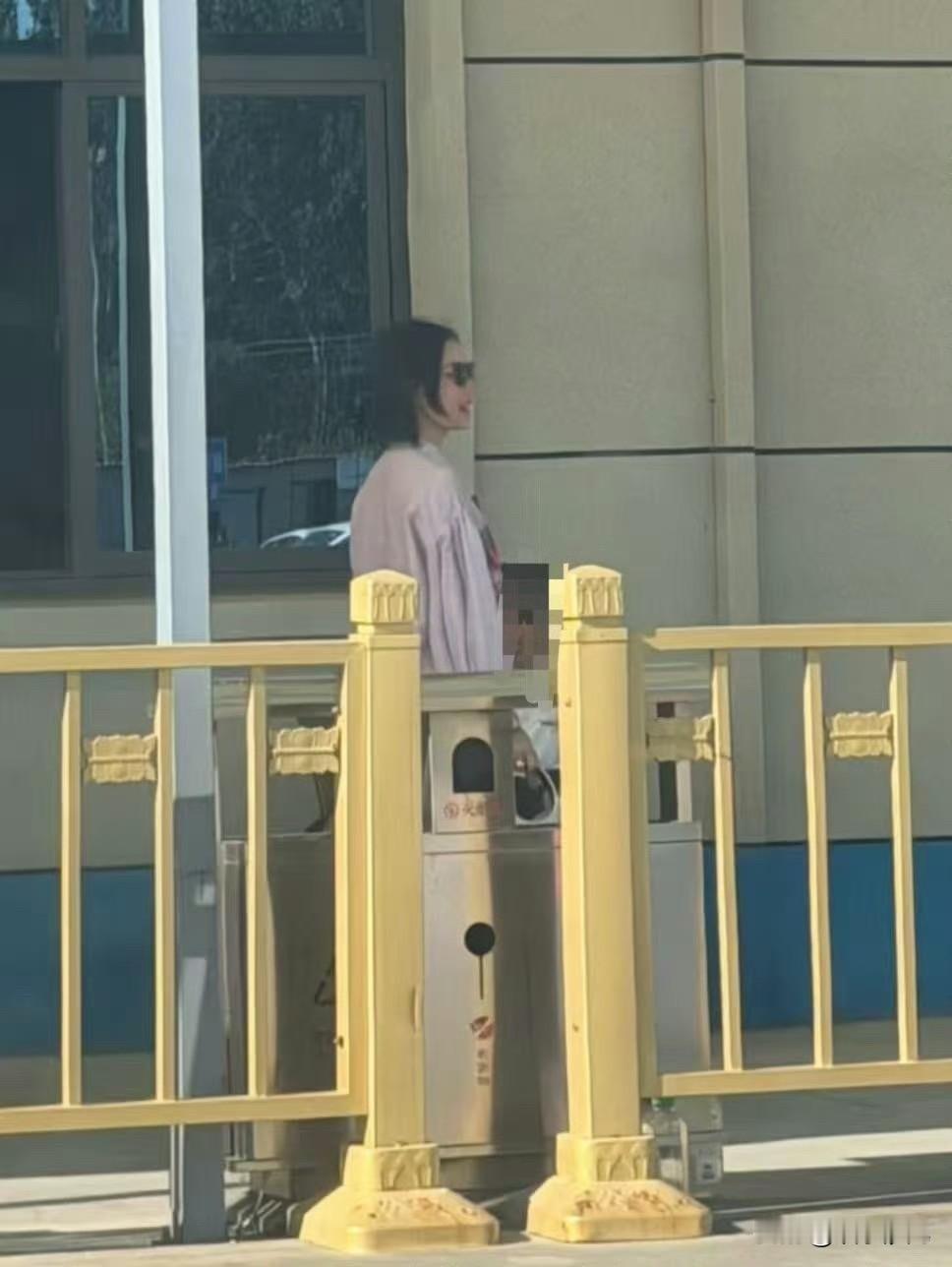 倪妮现身驾校认真练车，粉色衬衫配阔腿裤松弛感拉满！


倪妮考驾照被偶遇啦！身穿