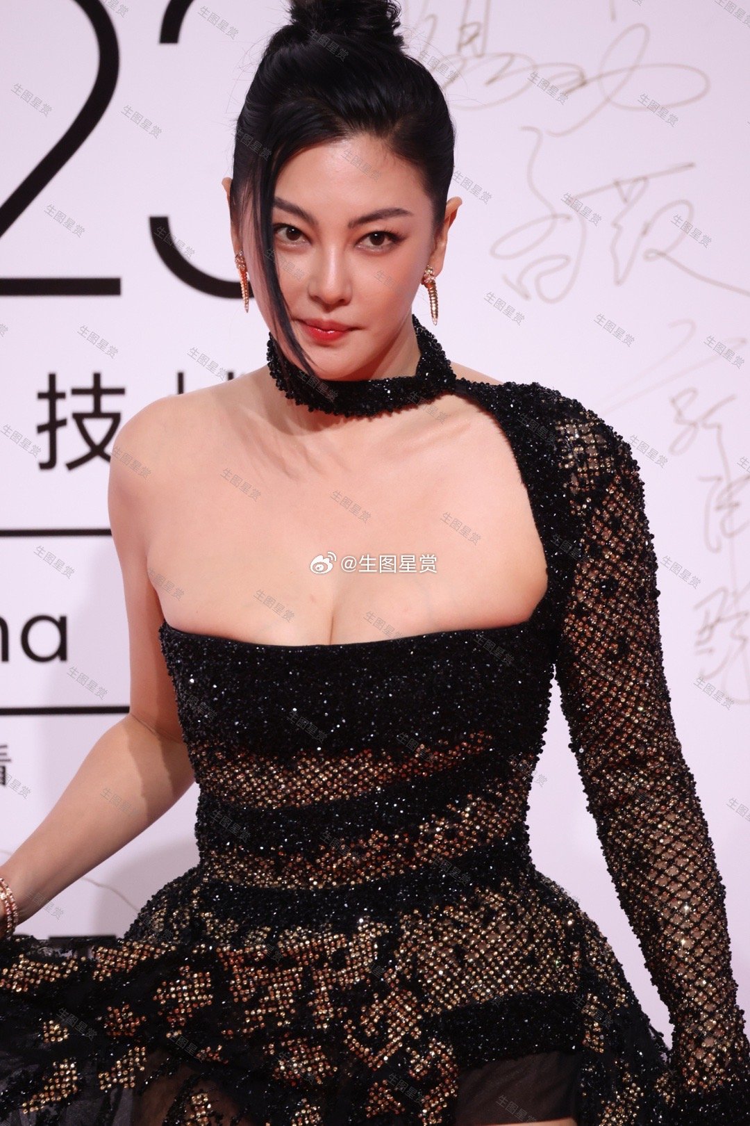 张雨绮ELLE红毯生图掉落，黑金抹胸长裙，好高贵的姐⬛️ | 2301独家 ​​