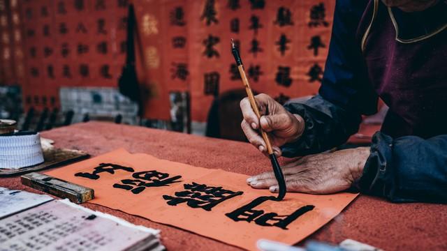 看到“清清楚楚不清楚”这个上联，我觉得有几个下联挺合适。“糊里糊涂不糊涂”就很不