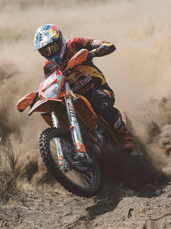 为了营造出激情，紧张的赛事节奏，MXGP世界摩托车越野锦标赛一般会额外营造一些氛