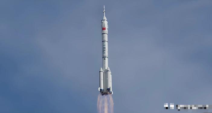 国内传来两个消息，国内还没啥反应，国外已经炸锅。

一个消息：神舟二十号被撞出裂