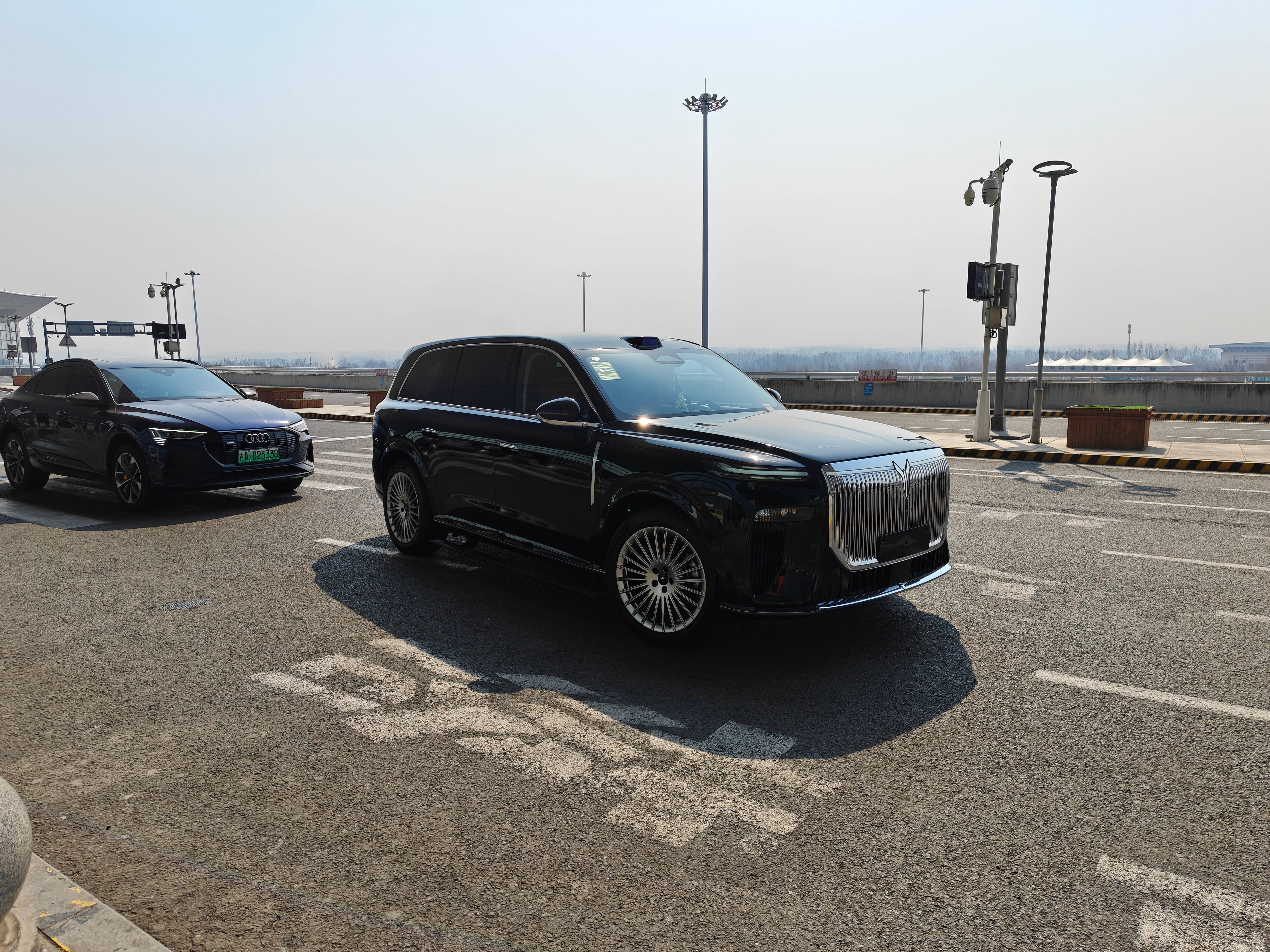 第一次线下看见活的岚图泰山本来在机场门口抽烟，突然过来一台大黑耗子看了尾部居然没