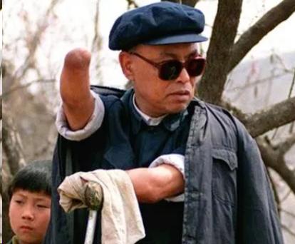 朱彦夫在长津湖战役后四肢截肢还瞎了一只眼，在 1956 年回到老家时，母亲那句“