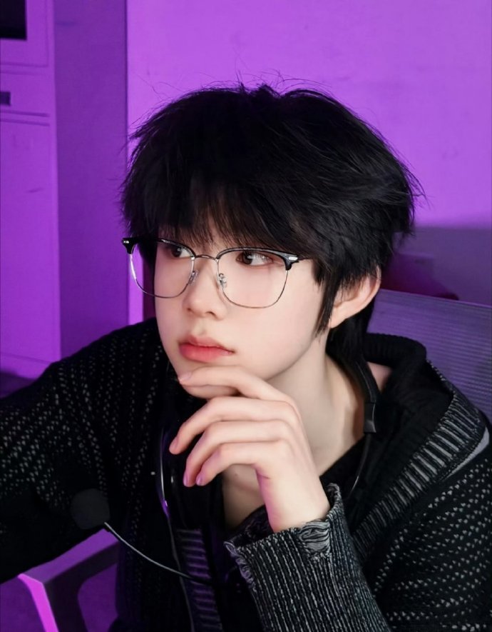 陈奕恒最新营业照来了 解锁新风格～ 