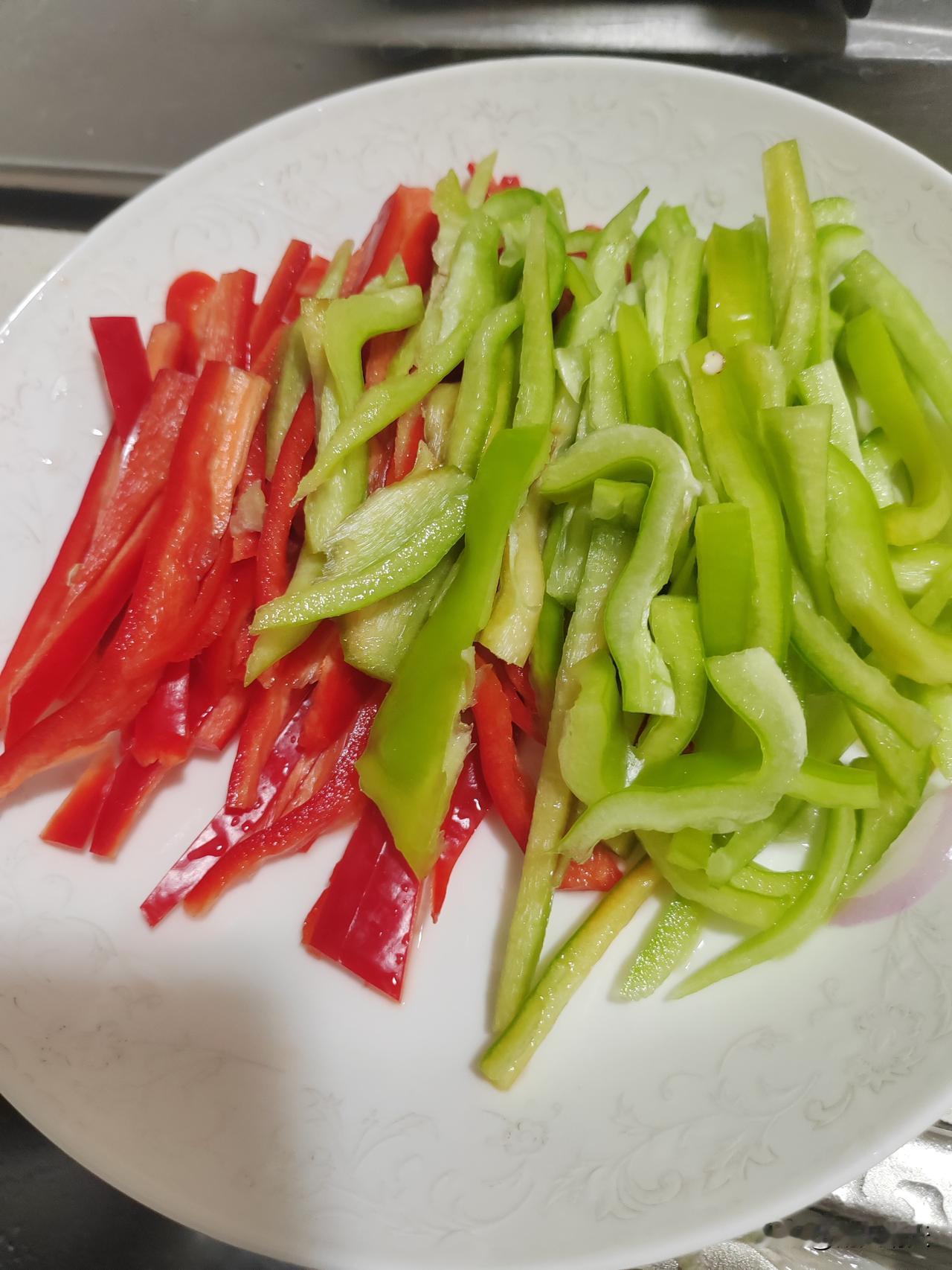 今天午餐供应炒拉条子。

面是自己和自己扯的细棍棍，配菜是现切的洋葱丝、红绿青椒