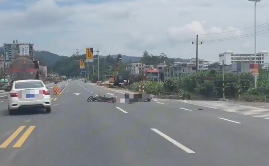 近日，网友反映：玉林某二中路口两辆摩托车相撞有人睡地上。有路过的市民看见了帮忙打