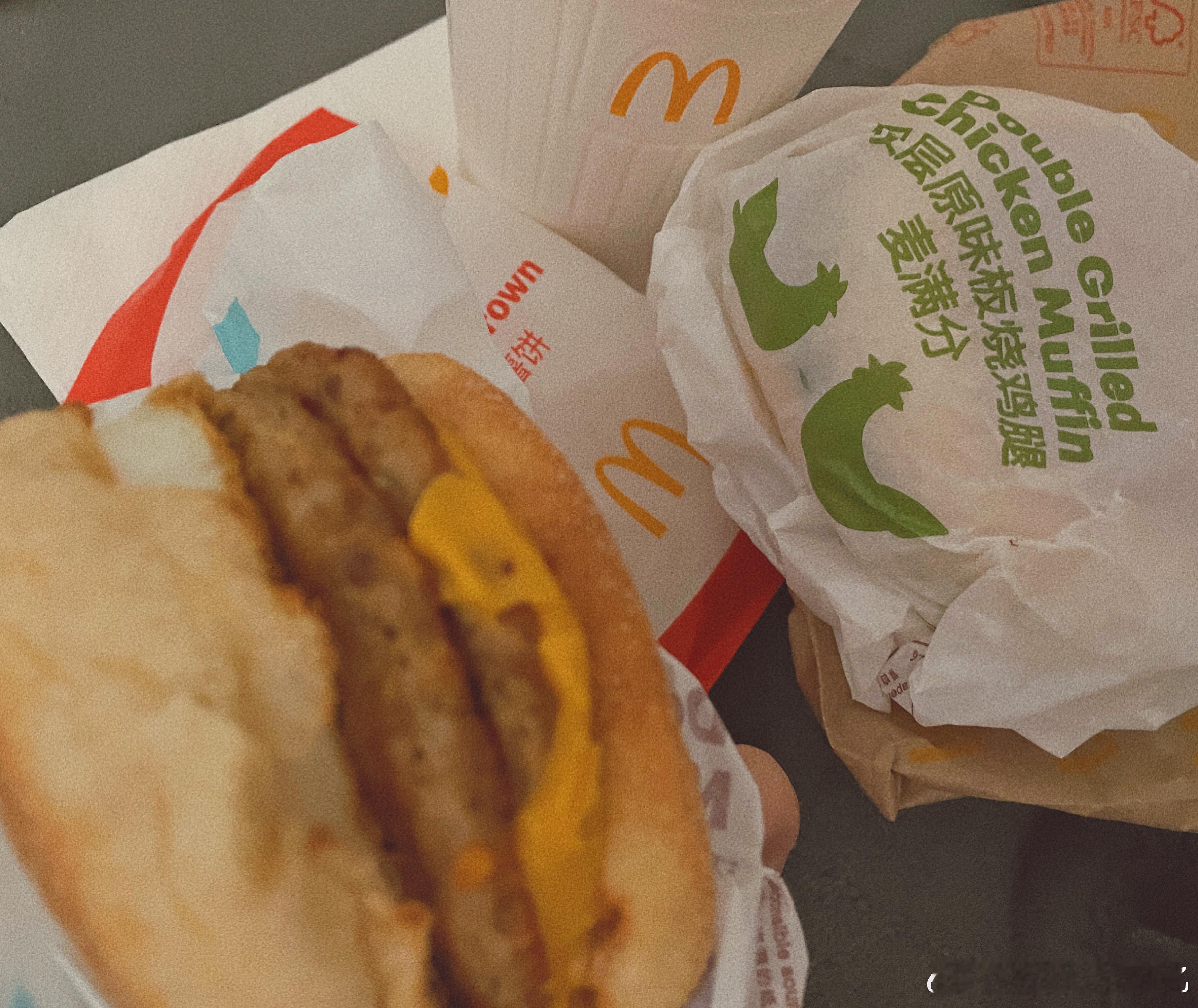 早呀早呀！老婆们昨天的看手机时间长吗？Z“看太久了，加责罚期”嘎“不长吧？不行，