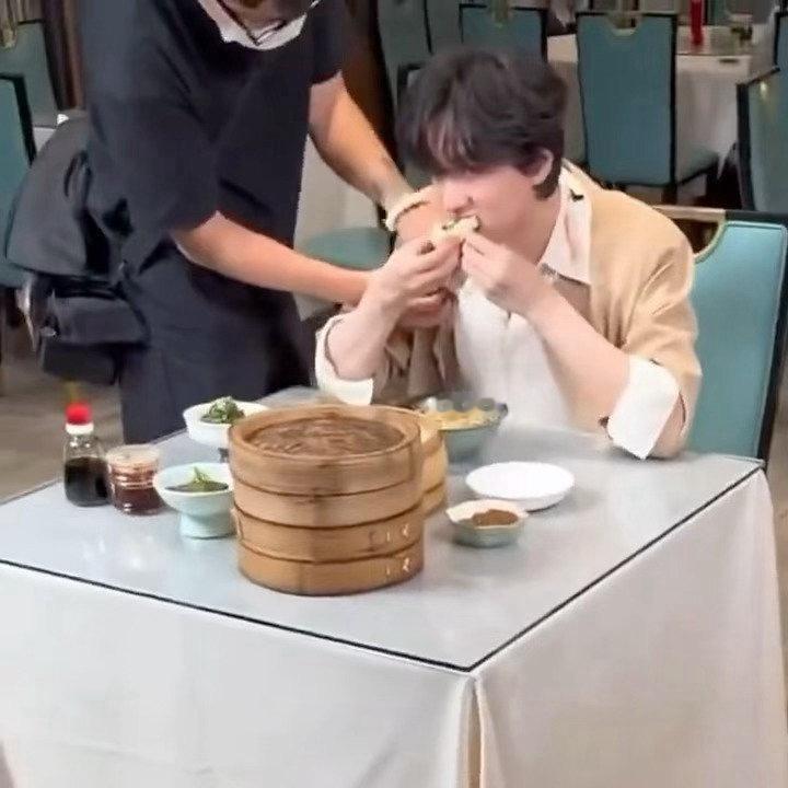 吃饭中 我今晚吃的麻辣米线 