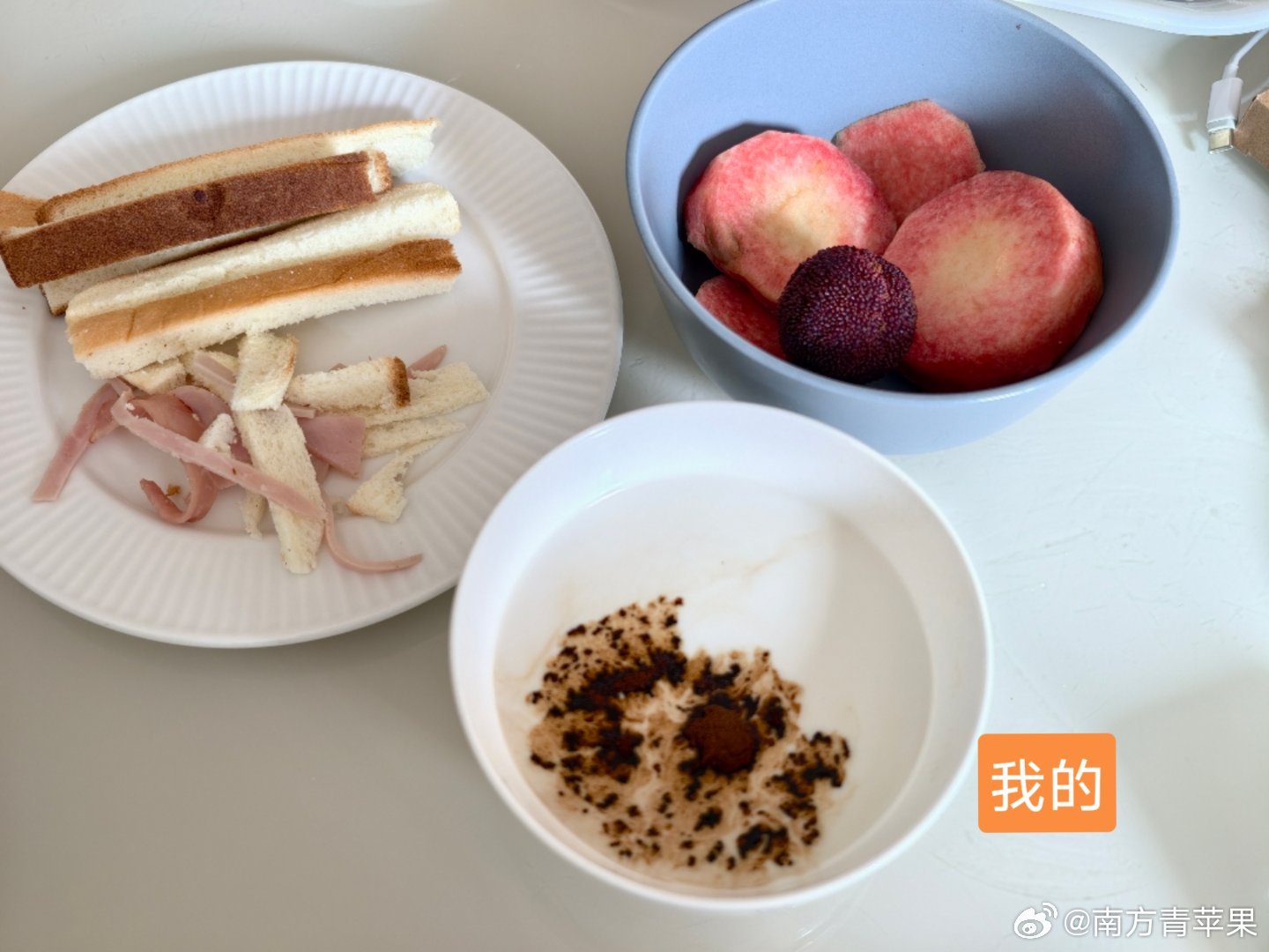 面包蝴蝶终于安排上了今天面包、鸡蛋、水果都吃掉了，还喝了半杯奶，老奶奶甚感欣慰。