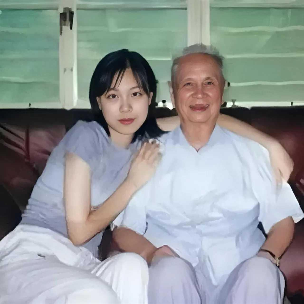 1999年，八旬的他与孙女合影，他满头白发，笑容慈祥，孙女长得跟明星一样。
考考