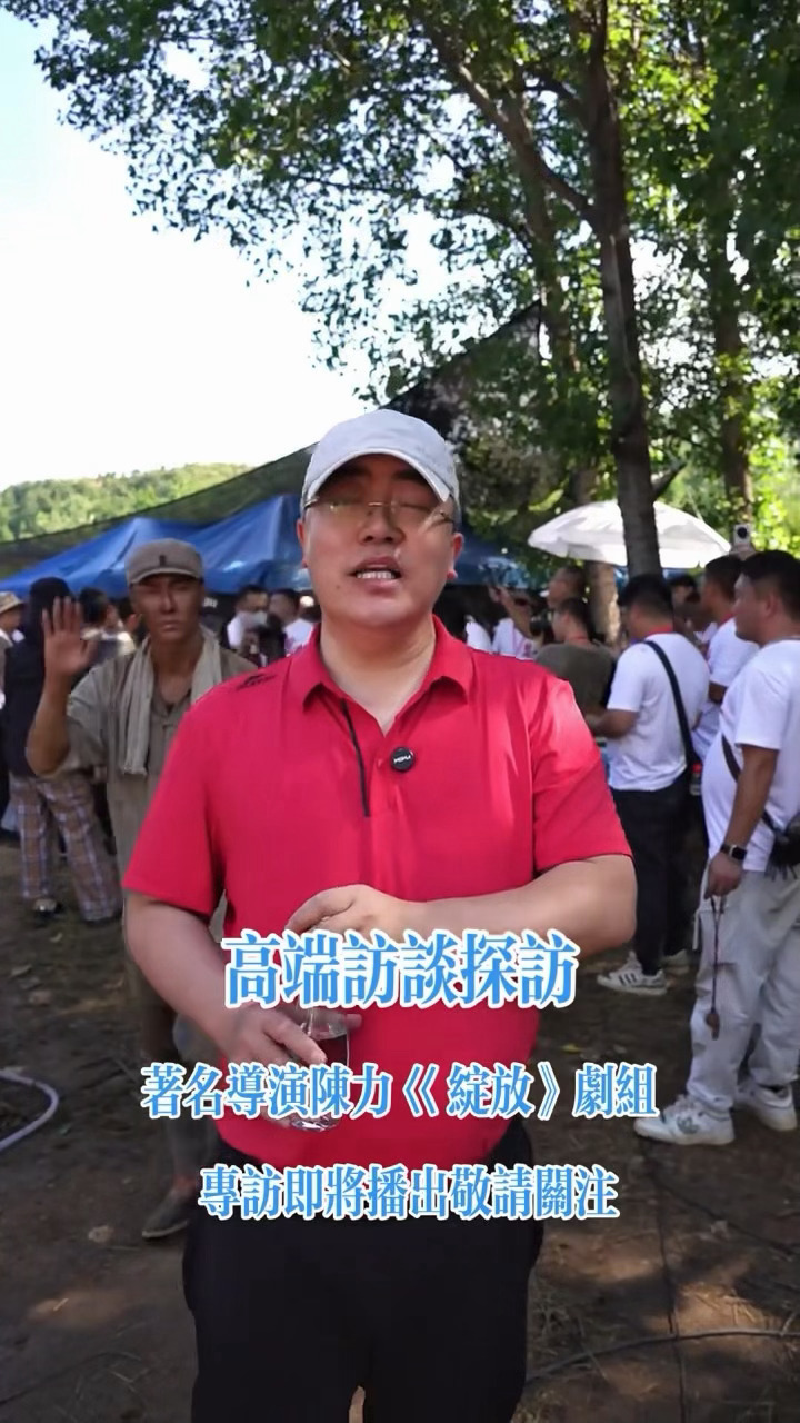 张艺兴张艺兴电影绽放 媒体探班剧组在录视频身后路过一个小张对镜头打招呼哈哈哈哈哈