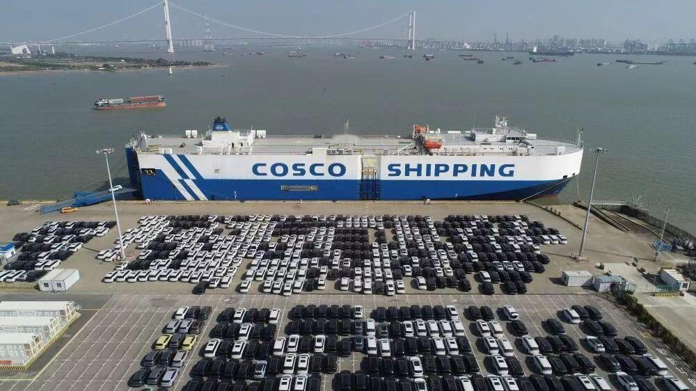 2026年开年，车企纷纷亮出销量目标，传统巨头与新势力路径分化明显。
传统派“稳