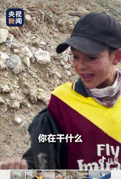 火到央视新闻了！9月2日，新疆，一男子开车经过4500米的高山时在路上碰到了一个