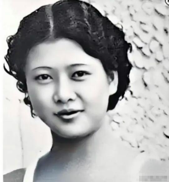 1937 年，19 岁的 “游泳皇后” 杨秀琼成婚，她与丈夫约定十年内不生育，对