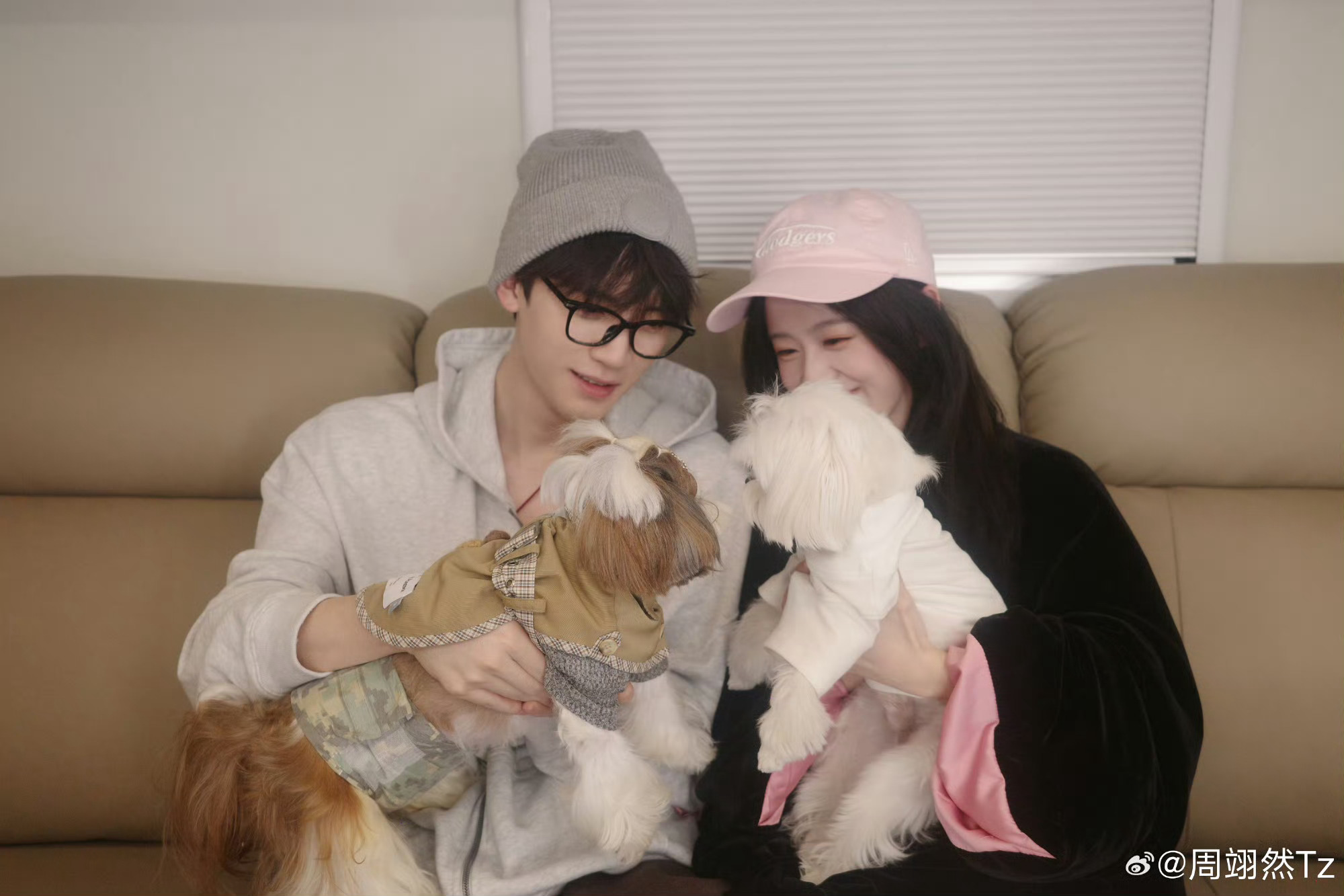 🥝你好事做尽！！！包上恩和周翊然就这样坐在一起，还抱着狗来陪看直播周翊然包上恩