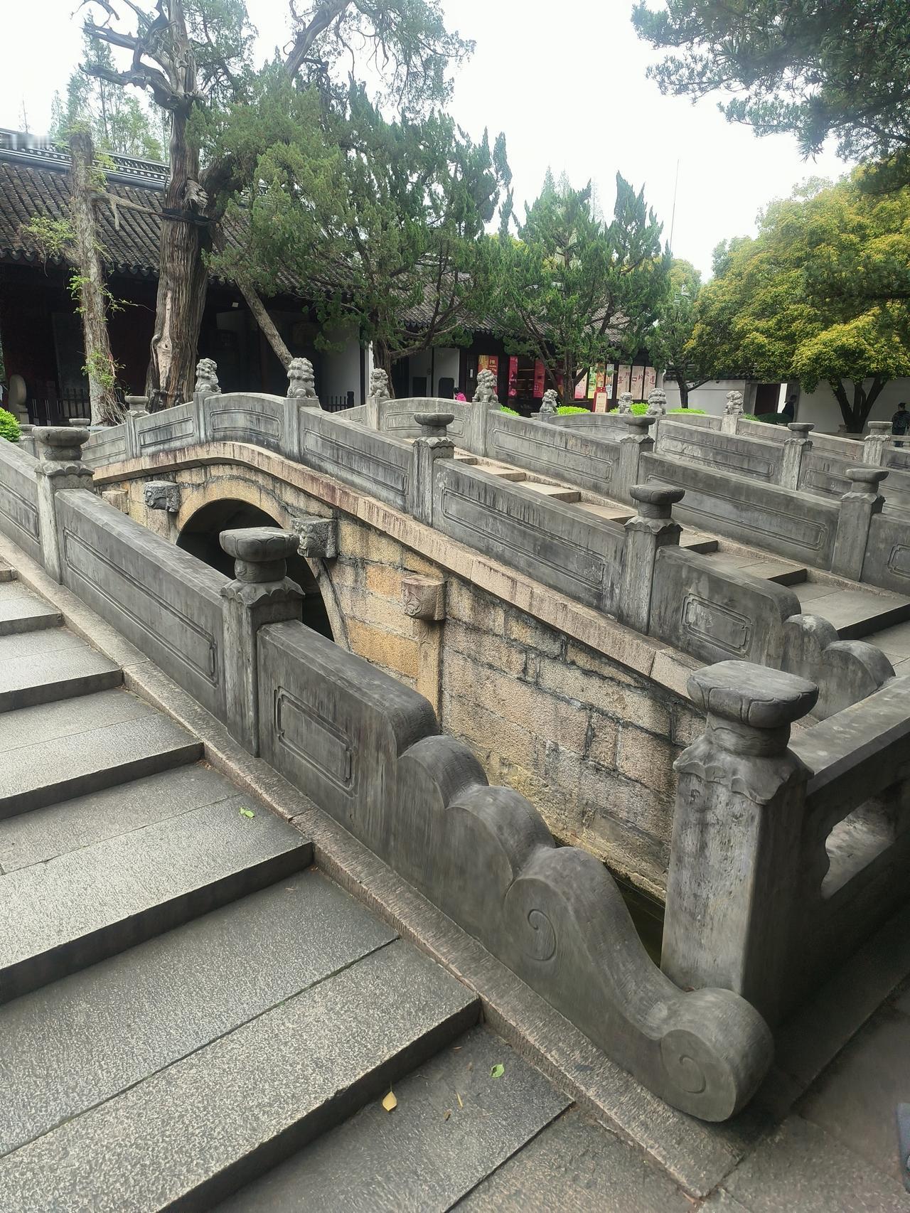 上海嘉定州桥孔庙，坐落于嘉定城中法华塔南首，始建于宋嘉定十二年，规模恢宏，有“吴