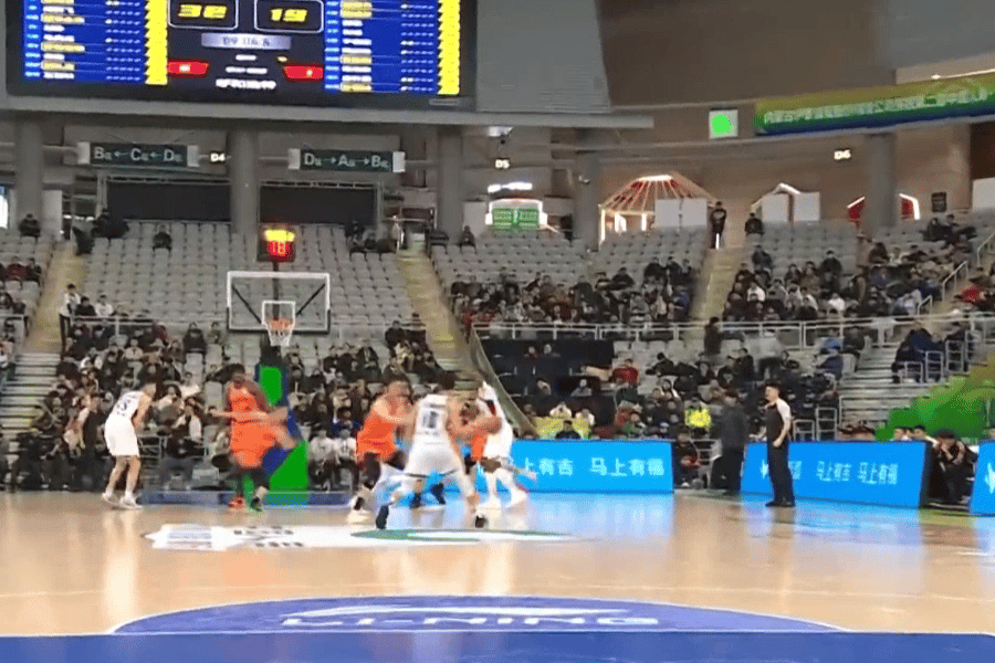 这有争议吗？
谁摔的谁不清楚吗？
怎么个个都觉得委屈？

上海与山东的CBA俱乐