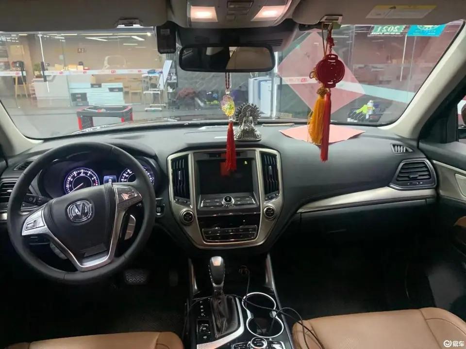 【车主：外观比较喜欢，霸气的前脸，有点路虎的样子】
长安CS95 2017款2.