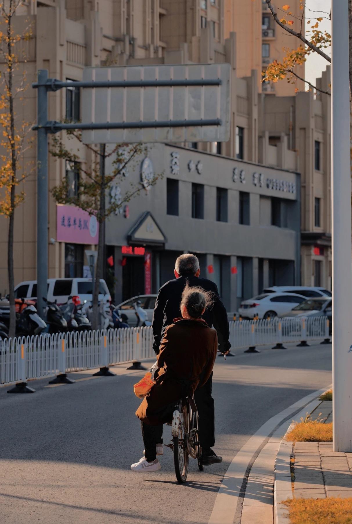 后院邻居，今年有67岁，年轻时候当过兵，人长的也帅，高高大大，他爹当年还是支书，