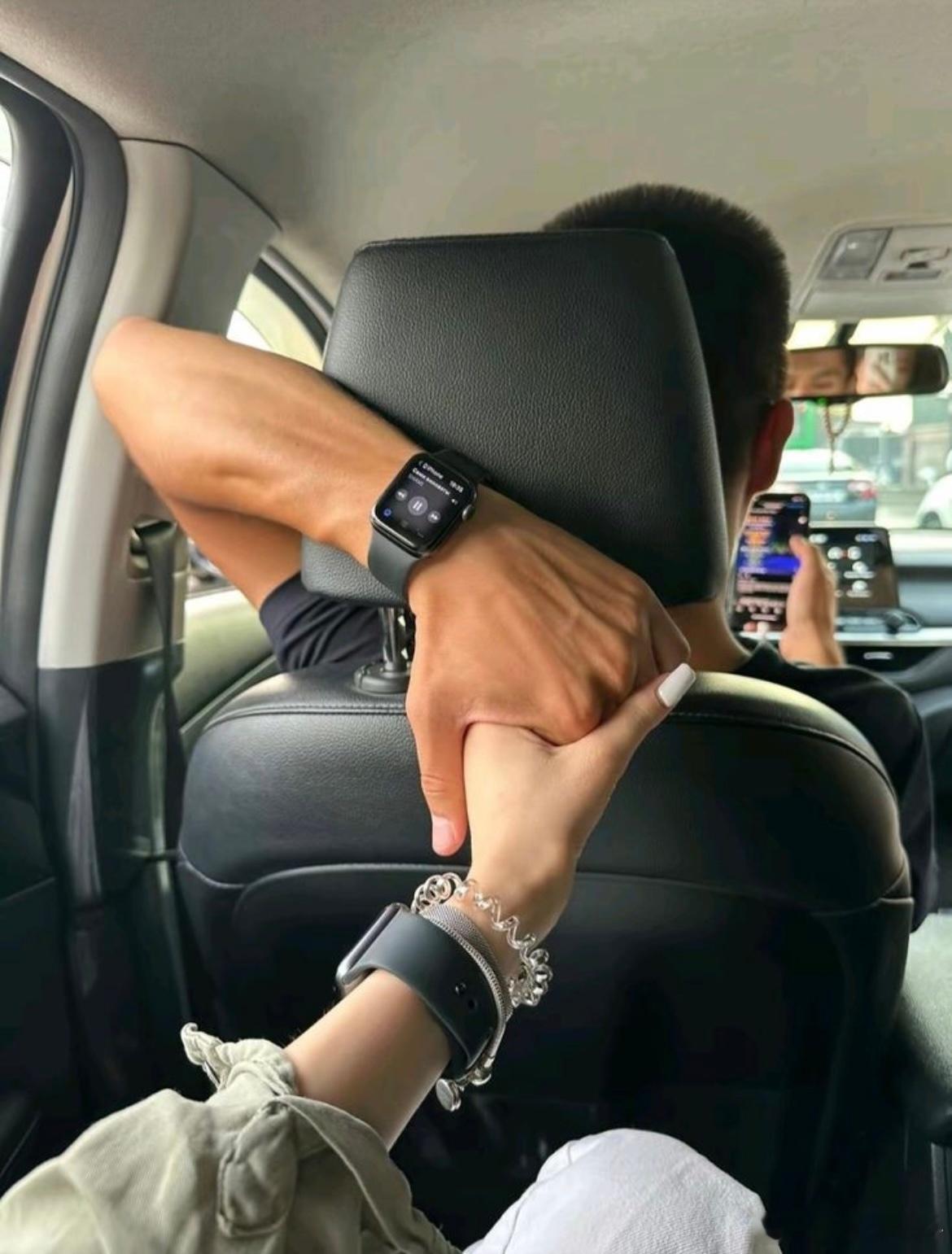 坐在前排也要握着你的手 