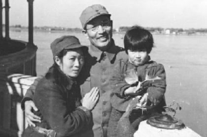炮兵司令朱瑞轶事

朱瑞早年在苏联克拉辛炮兵学校专门学习炮兵指挥。1945年夏，