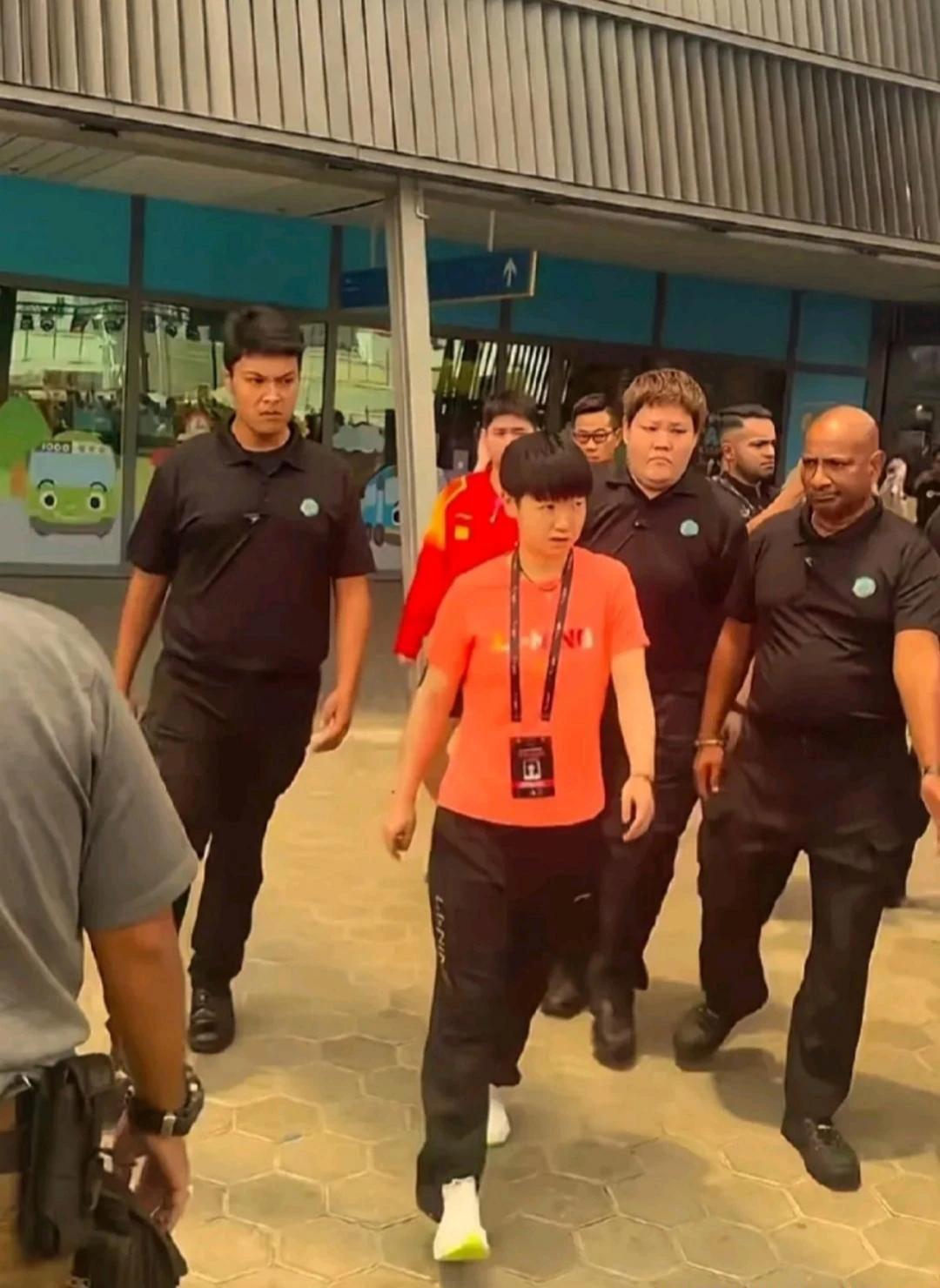 莎沙炸街，气场爆表，真是无人能敌！

莎莎虽然没比赛，但见面会安排得飞快，
这活