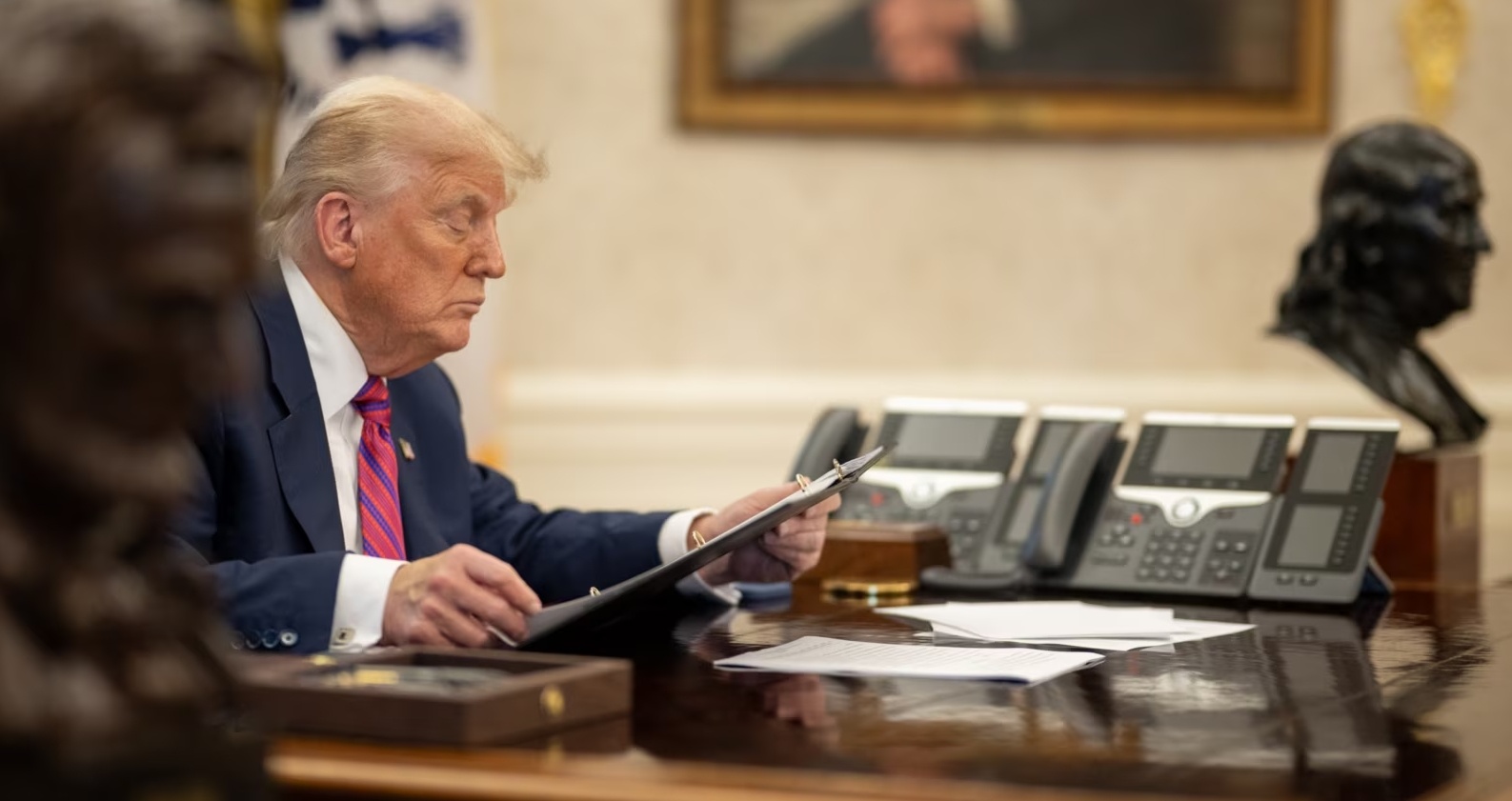 特朗普签署法案，将公开已定罪的美国性犯罪者杰弗里·爱泼斯坦的档案美国总统唐纳德·