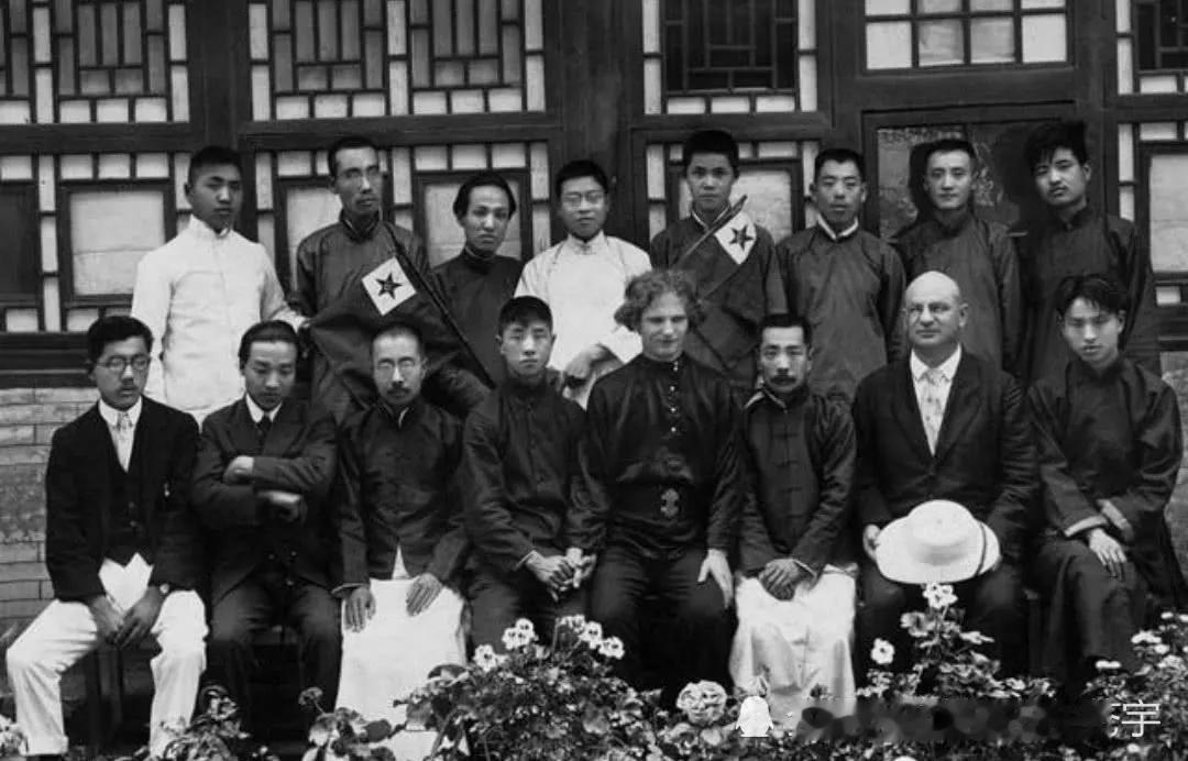 1919年，为了完成三兄弟共同生活、永不分家的夙愿，鲁迅倾尽积蓄，在北京西直门内
