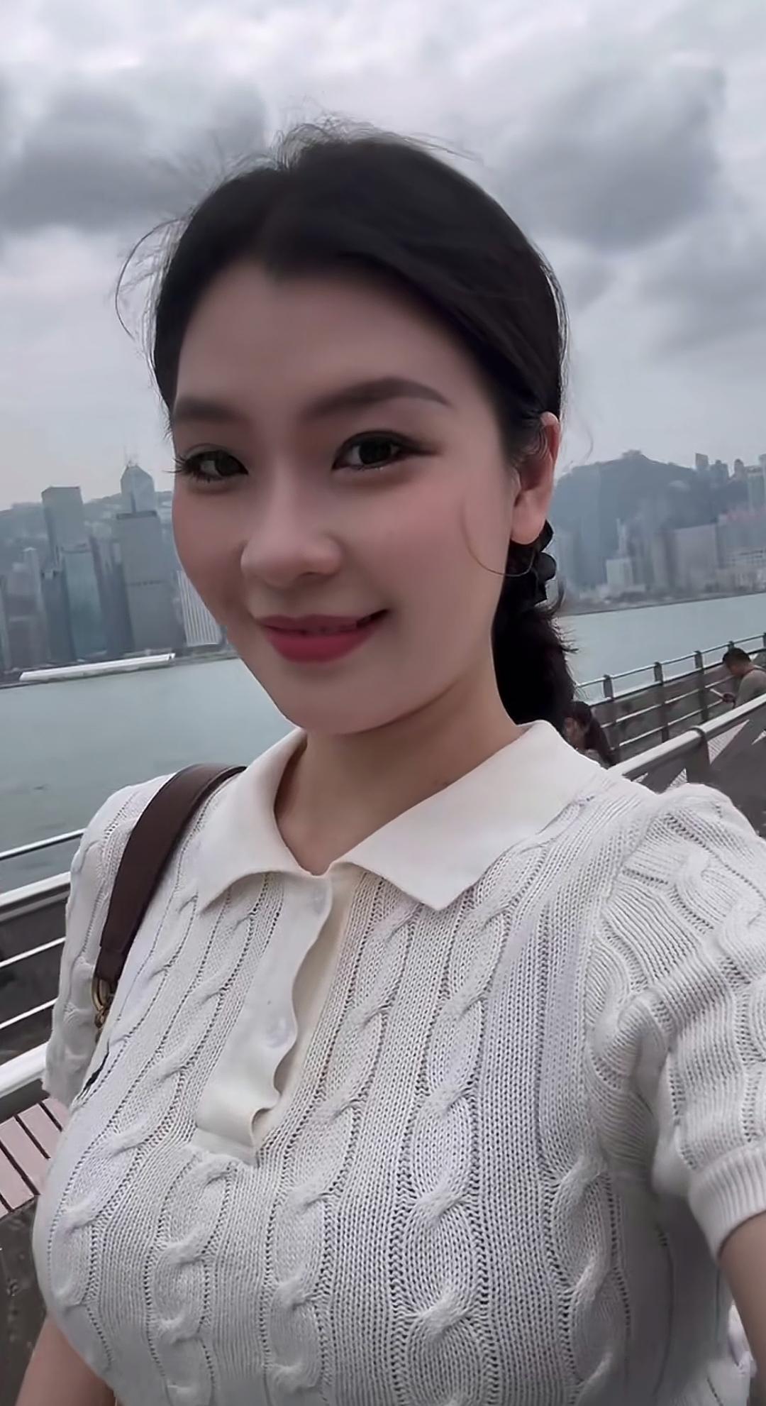 打卡维多利亚港，感受城市繁华与宁静的完美结合。