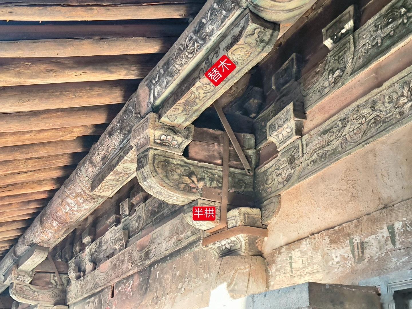 平顺龙门寺西配殿外檐柱头铺作，用的是简单的斗口跳形式，斗口跳是出跳斗栱中最为简单