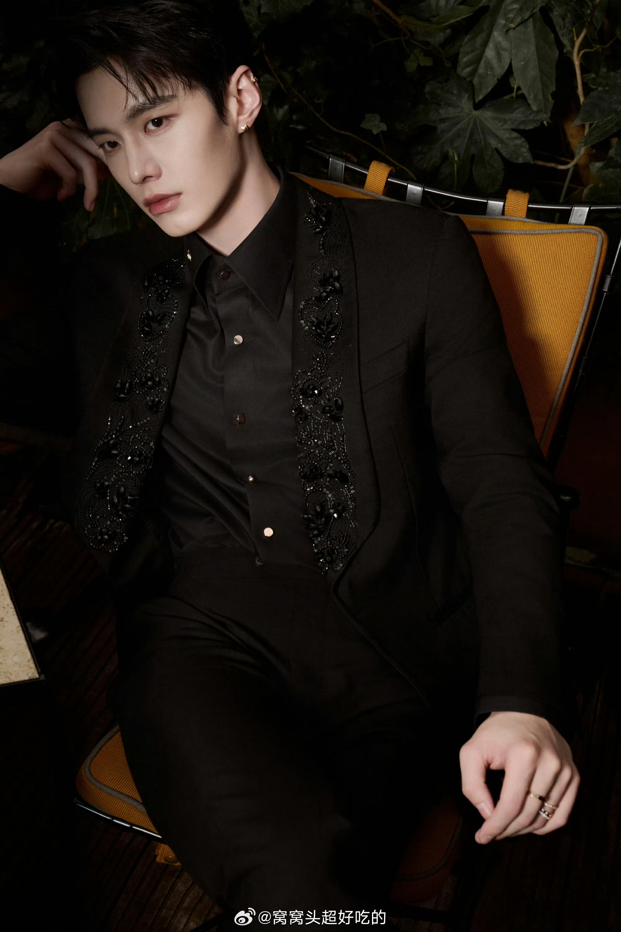 何与又一组新鲜的巴黎随拍，完全贵公子。ALL black鱼烧就是这么权威 