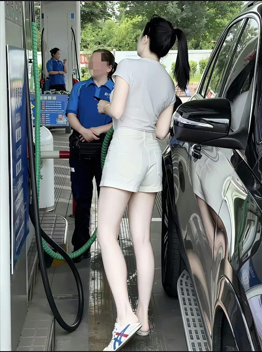 果然一白遮百丑腿长就是任性
在满是钢铁机械的加油站里她就是那一抹独有的温柔亮
这