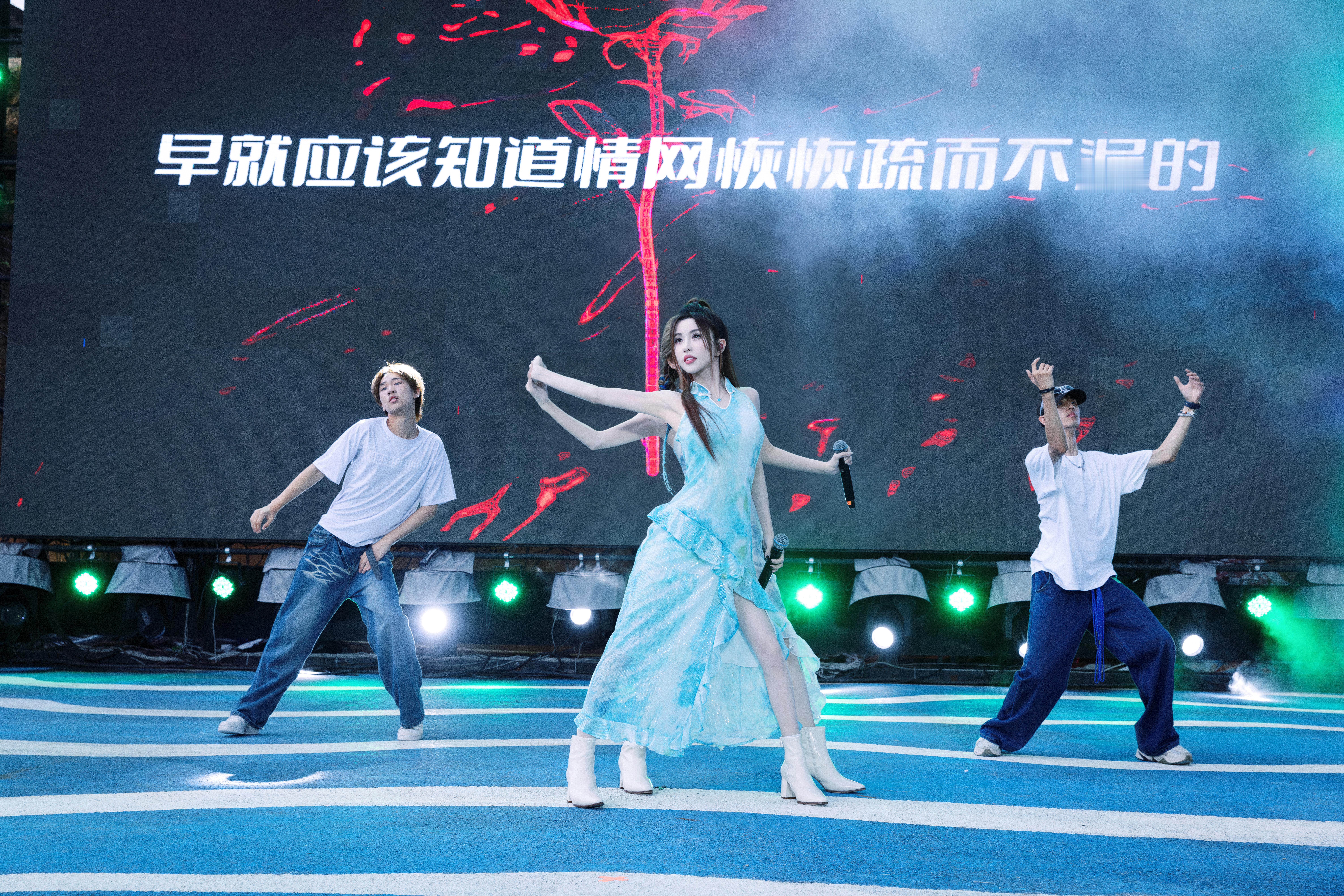 #by2双胞胎搭配效果翻倍# BY2 姐妹花的舞台穿搭和生活时尚，诠释了双胞胎的