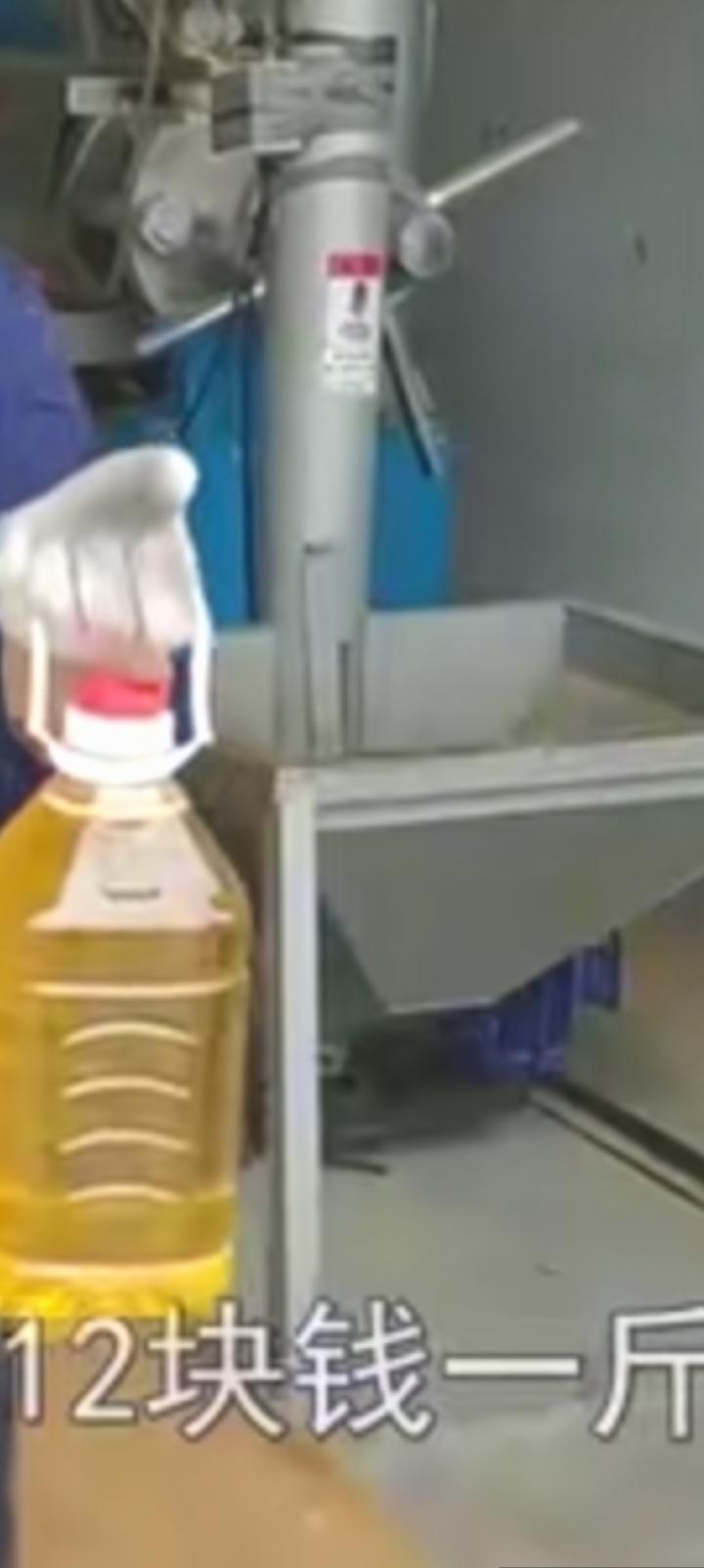 12块钱一斤的花生油，土作坊自己做。
我去日照莒县买了两桶，都是亲眼看着榨出来的