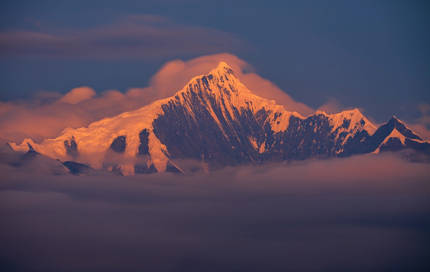 丽江的黑龙潭，每一步足迹都是对梦想的坚持；梅里雪山的巍峨，以坚韧之心攀登生活的高