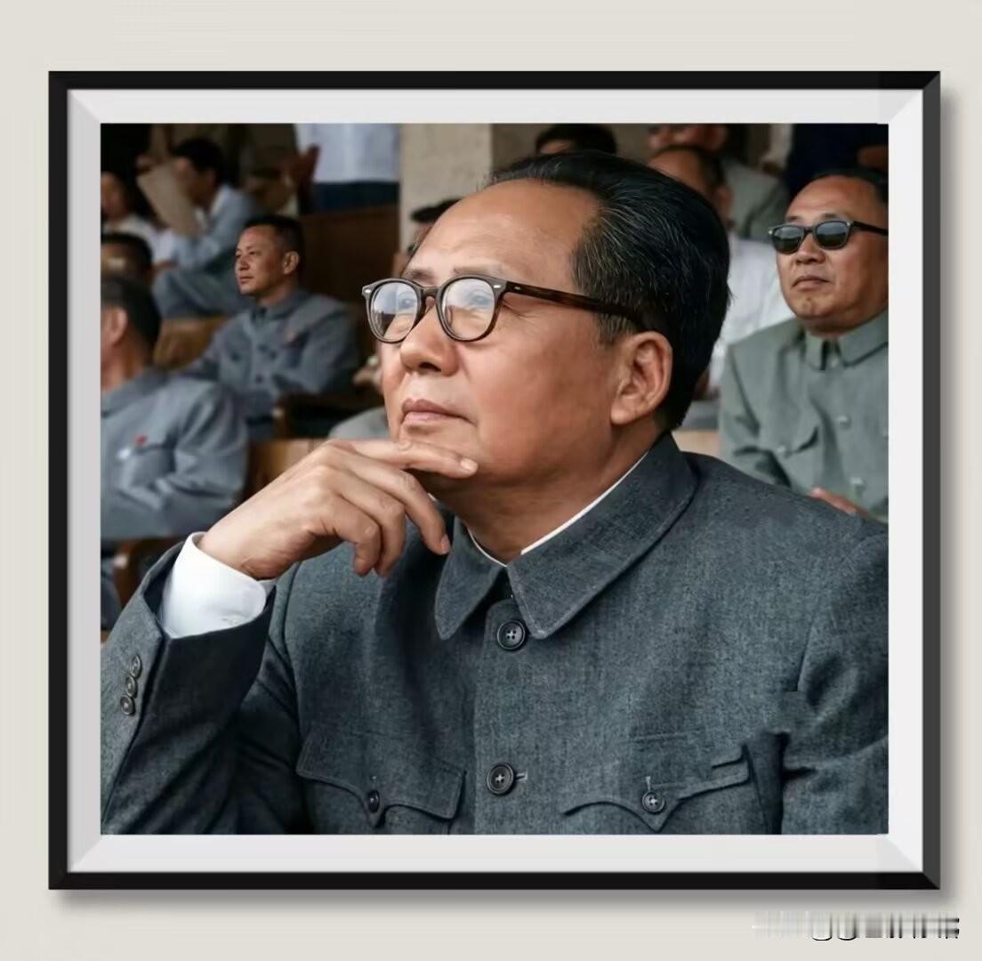 人物形象：毛主席身着深灰色中山装，佩戴黑框老花眼镜，右手轻托下颌，目光望向远方，