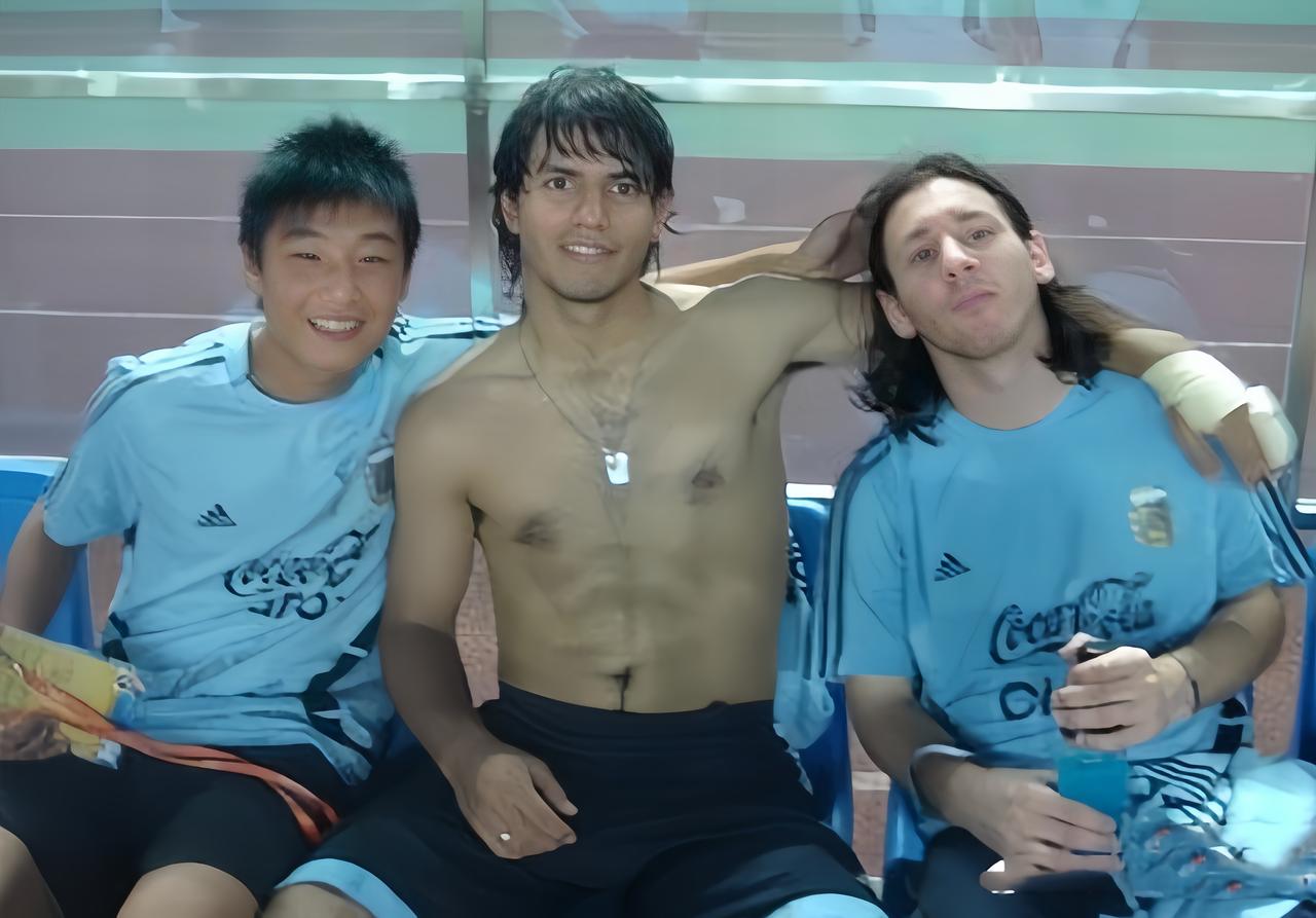 这是2008年武磊与阿圭罗还有梅西在一起。这次是2008年北京奥运武磊作为国奥陪