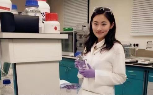 “我宁愿在美国住下水道，洗盘子，我也不会回中国”。谁也不会想到，说出这样话的，居