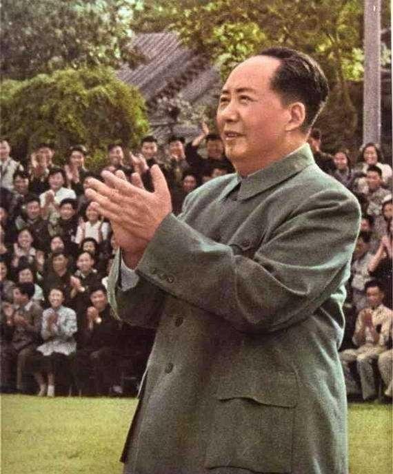 1949年开国大典结束后，毛主席到凌晨4点多才吃饭，他哽咽着对警卫员李家骥说：“