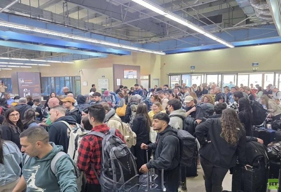 约旦当局临时取消一批前往欧洲和东南亚的航班的起飞许可后，大批试图通过约旦逃离中东