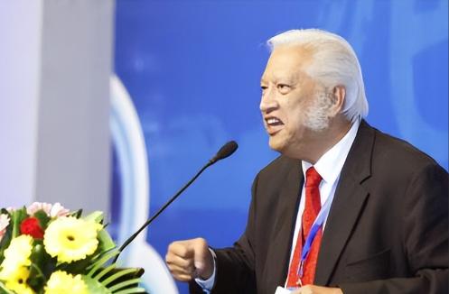 我没有一丝一毫的中国血统，但是我有100%的中国心，我将用一生来报答中国，”印尼