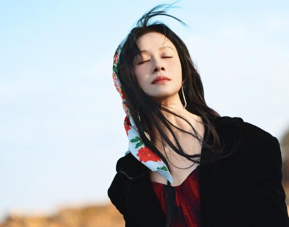 最近倪虹洁拍摄了一组特别美的大片，她这回搭配的很漂亮，像个靓丽的少女。

倪虹洁