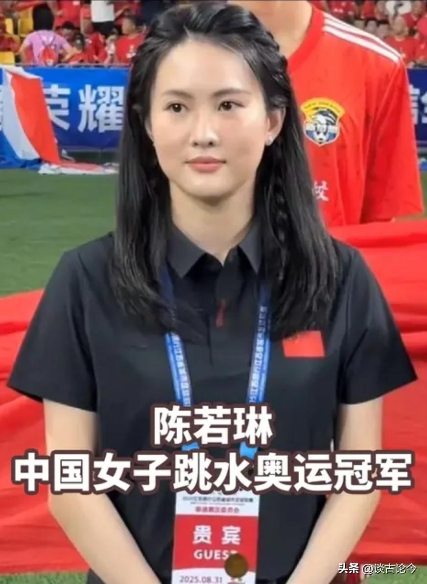 1995年，奥运冠军陈若琳被亲生父母抛弃，被舅舅养大，当她斩获22个世界冠军后，