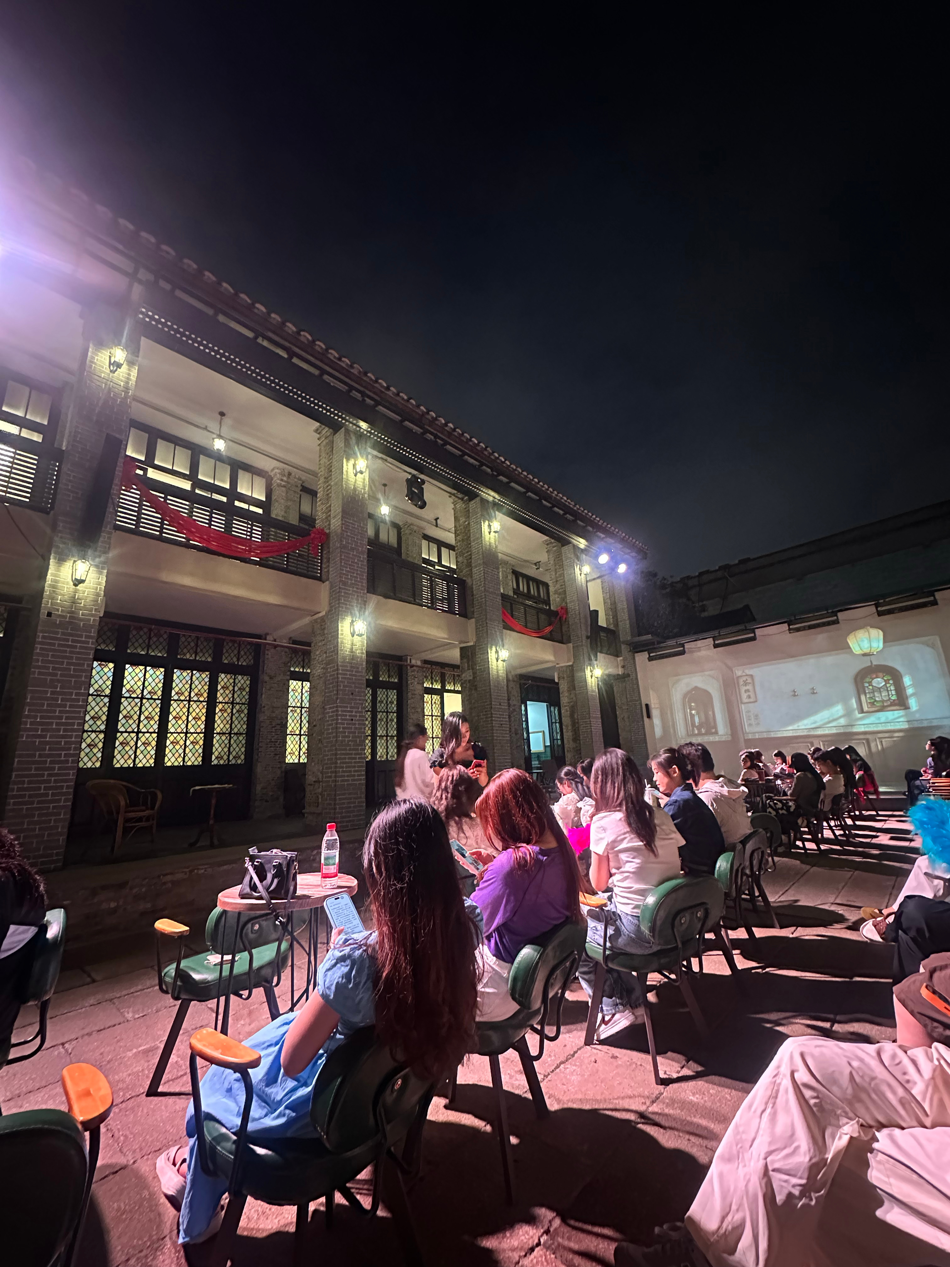 “当雀鸟不再发声，风雨便悄然逼近。”去看了一场沉浸式戏剧《雀起无声》，演员的台词