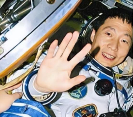 杨利伟为什么后来再也没有登天？其实，他能够活着回到地球就已经是万幸，在他攀登太空