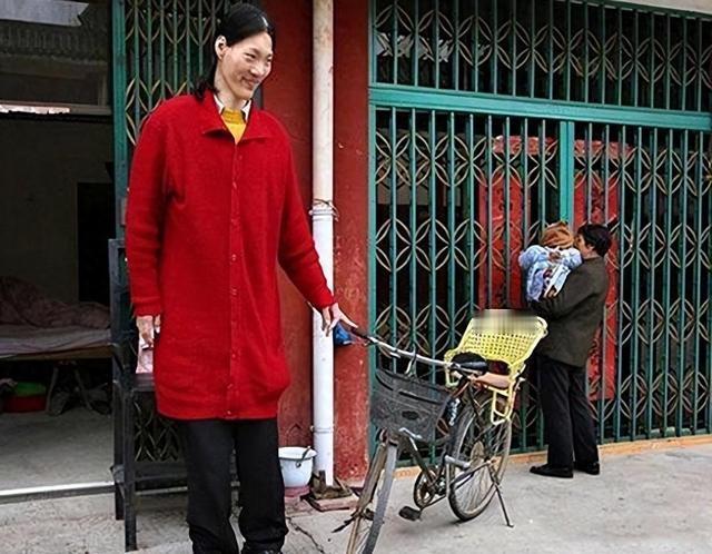 你说的这位是姚德芬（1972—2012），安徽六安舒城人，吉尼斯认证的世界第一女