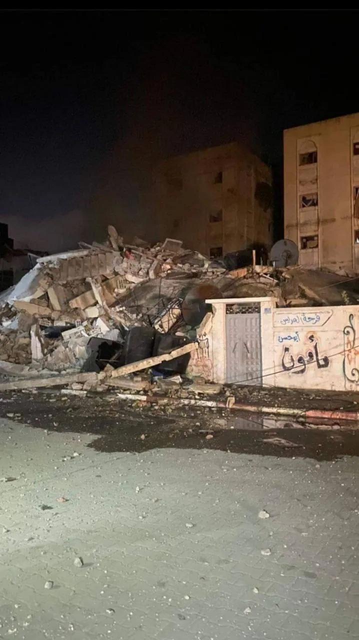 打了一整夜，以色列对加沙地带进行了空袭。说许多平民死于以色列的炸弹之下是轻描淡写