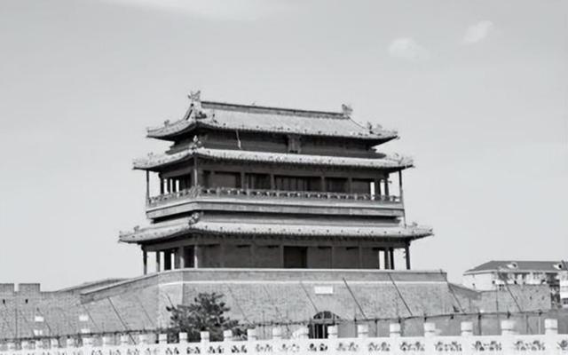 1957年，北京永定门城楼因为“妨碍交通”被拆除。48年后，果不其然开始复建永定