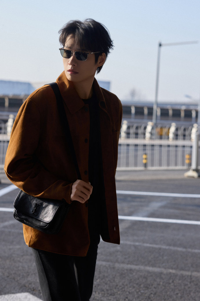 魏大勋与圣罗兰巴黎再聚圣罗兰巴黎男装大秀从出发图到秀场，魏大勋这趟巴黎行的穿搭一